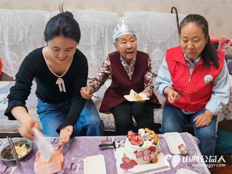 母亲节送关怀温情慰问暖人心----5月9日介休市敬老协会志愿者走进义棠镇义棠村83岁李改香老人家中送上节日的祝福祝老人母亲节快乐身体健康万事如意 - 第5张