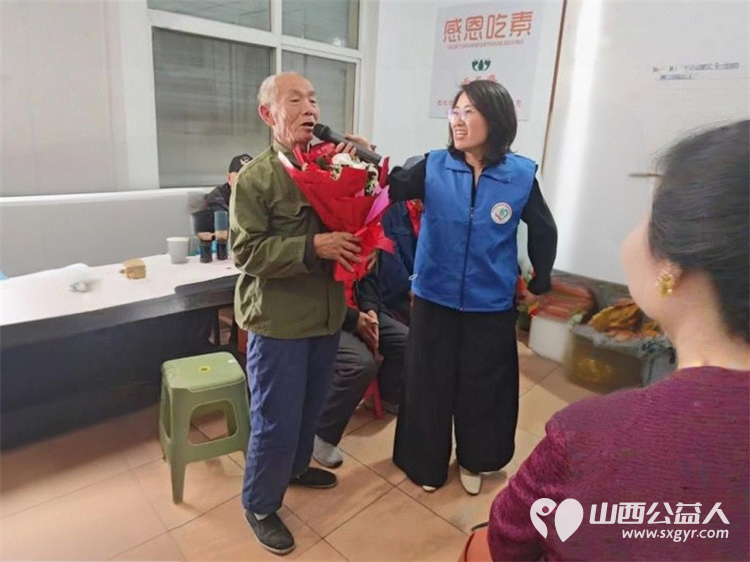 善暖雨花孝爱同行----长治市小雨点公益志愿者协会在雨花斋二部举办母亲节活动让老人们感受到节日的温暖更传递了孝亲敬老的传统美德 - 第4张