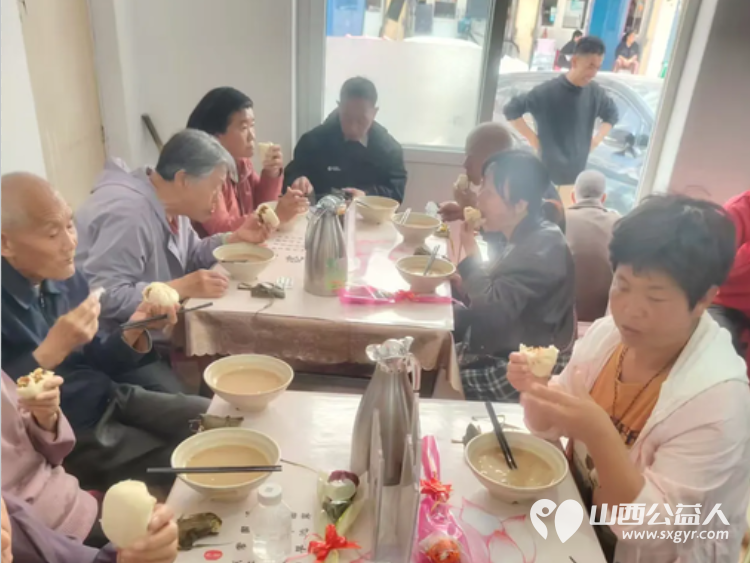 善暖雨花孝爱同行----长治市小雨点公益志愿者协会在雨花斋二部举办母亲节活动让老人们感受到节日的温暖更传递了孝亲敬老的传统美德 - 第10张