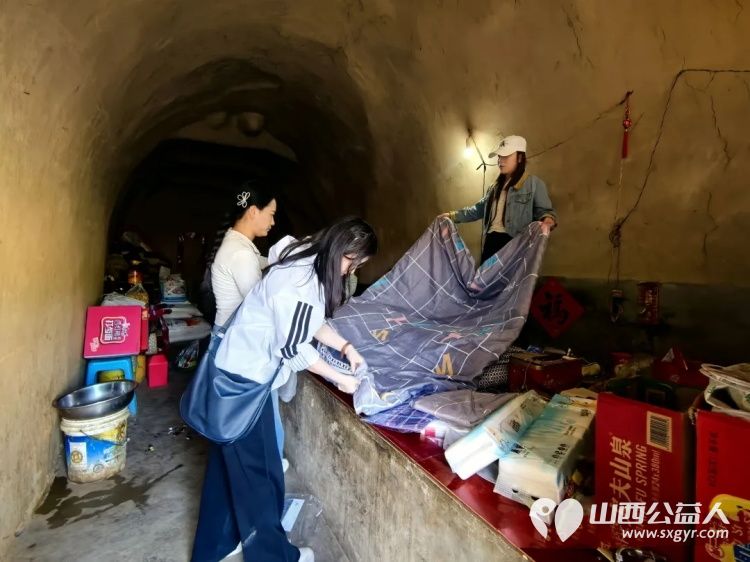 带着约定再次出发----石楼县青年志愿者协会带着国良关爱基金暖心回访残疾困境家庭带来米面食用油方便面干馍馍卫生纸水果等生活物资更贴心准备了全新的床上三件套 - 第9张