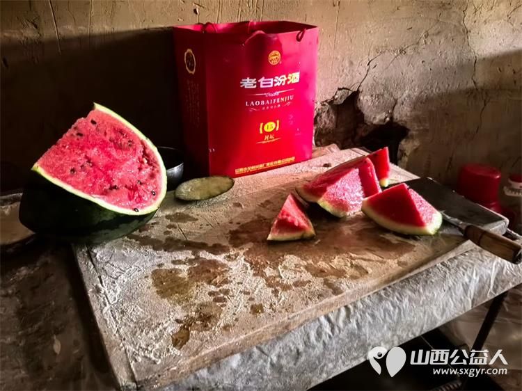带着约定再次出发----石楼县青年志愿者协会带着国良关爱基金暖心回访残疾困境家庭带来米面食用油方便面干馍馍卫生纸水果等生活物资更贴心准备了全新的床上三件套 - 第7张