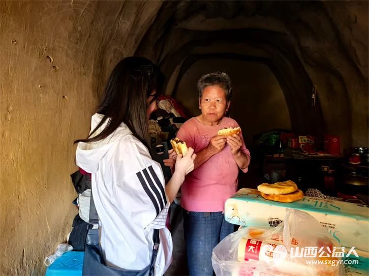 带着约定再次出发----石楼县青年志愿者协会带着国良关爱基金暖心回访残疾困境家庭带来米面食用油方便面干馍馍卫生纸水果等生活物资更贴心准备了全新的床上三件套 - 第6张