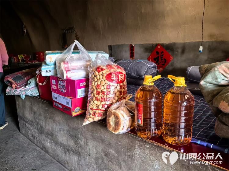 带着约定再次出发----石楼县青年志愿者协会带着国良关爱基金暖心回访残疾困境家庭带来米面食用油方便面干馍馍卫生纸水果等生活物资更贴心准备了全新的床上三件套 - 第4张