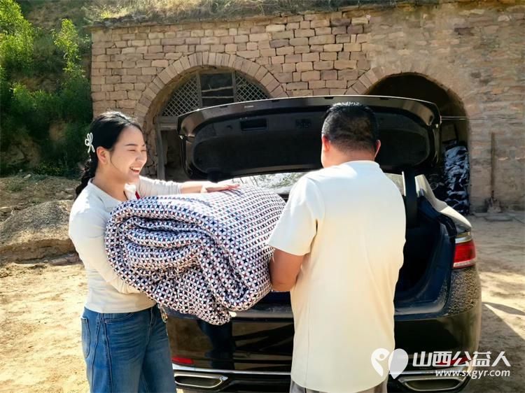 带着约定再次出发----石楼县青年志愿者协会带着国良关爱基金暖心回访残疾困境家庭带来米面食用油方便面干馍馍卫生纸水果等生活物资更贴心准备了全新的床上三件套 - 第2张
