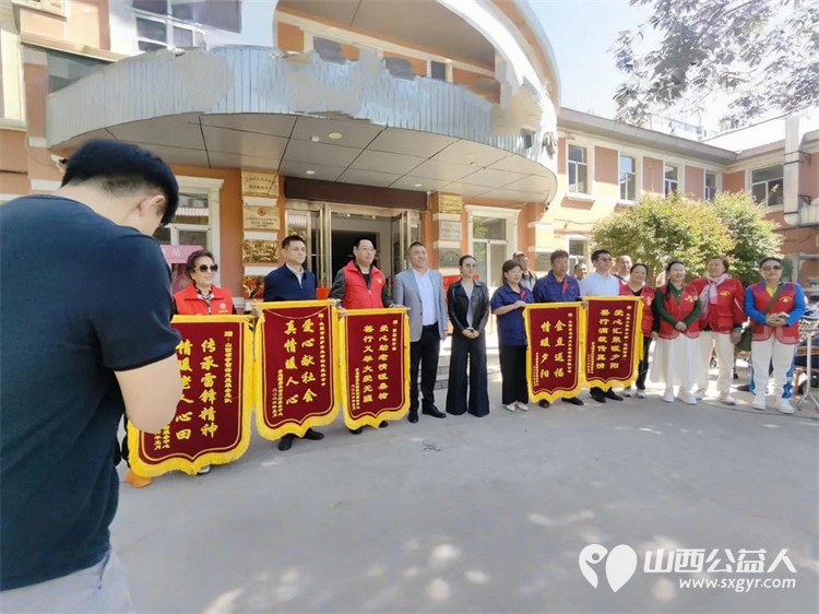 传承雷锋精神温情致敬母爱----山西省学雷锋志愿服务总队联合爱心企业走进三桥养老服务中心开展慰问活动 - 第2张