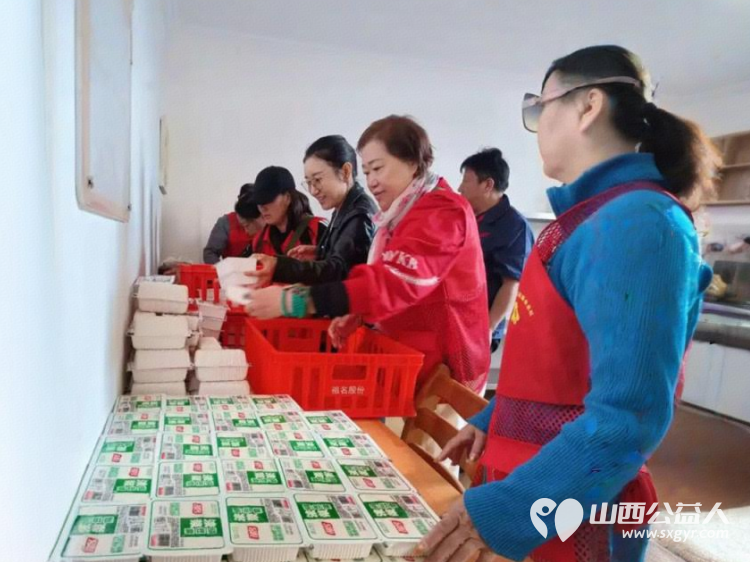 传承雷锋精神温情致敬母爱----山西省学雷锋志愿服务总队联合爱心企业走进三桥养老服务中心开展慰问活动 - 第5张