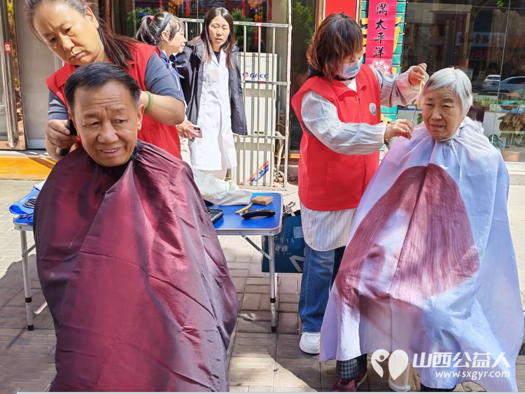 志愿服务进社区健康活动暖人心----介休市敬老协会志愿者2026年5月9日在介休市西关街道绵山北街社区为社区所有老人爱心理发义诊 - 第2张