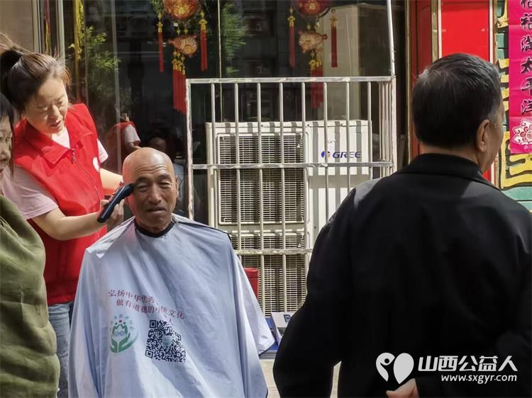 志愿服务进社区健康活动暖人心----介休市敬老协会志愿者2026年5月9日在介休市西关街道绵山北街社区为社区所有老人爱心理发义诊 - 第9张