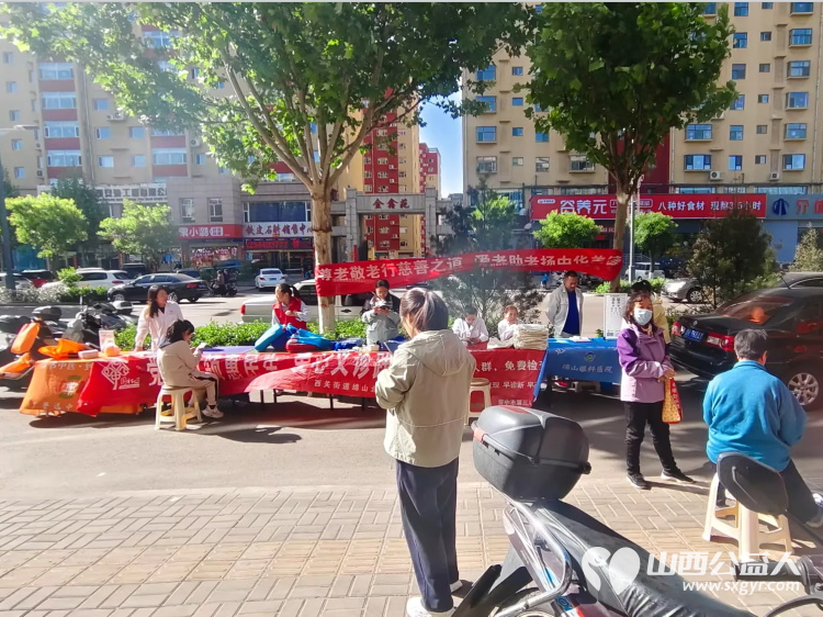 志愿服务进社区健康活动暖人心----介休市敬老协会志愿者2026年5月9日在介休市西关街道绵山北街社区为社区所有老人爱心理发义诊 - 第11张