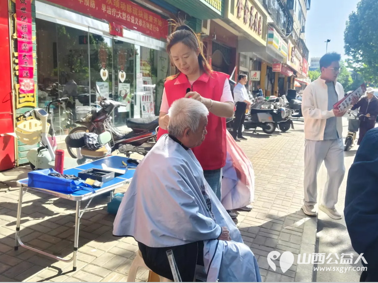 志愿服务进社区健康活动暖人心----介休市敬老协会志愿者2026年5月9日在介休市西关街道绵山北街社区为社区所有老人爱心理发义诊 - 第6张