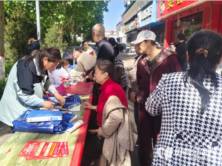志愿服务进社区健康活动暖人心----介休市敬老协会志愿者2026年5月9日在介休市西关街道绵山北街社区为社区所有老人爱心理发义诊 - 第13张