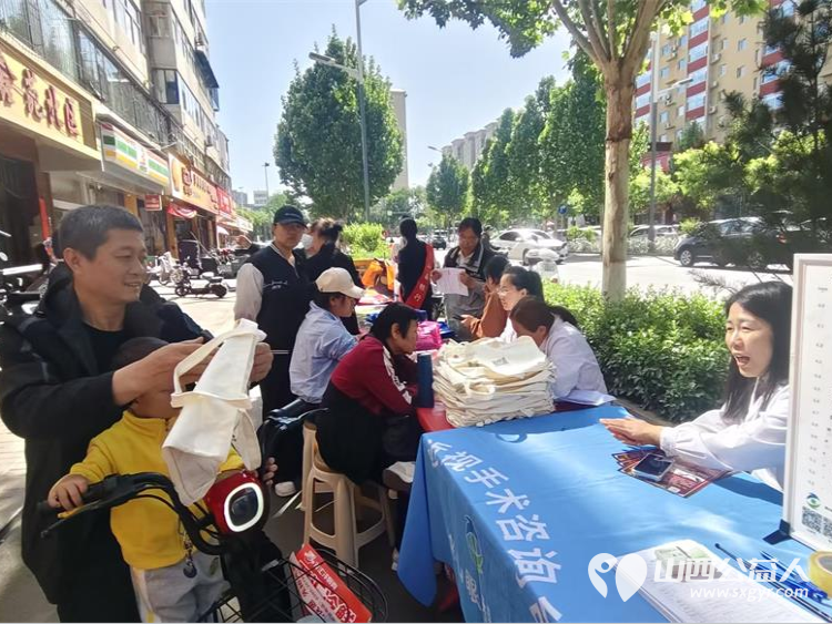 志愿服务进社区健康活动暖人心----介休市敬老协会志愿者2026年5月9日在介休市西关街道绵山北街社区为社区所有老人爱心理发义诊 - 第16张