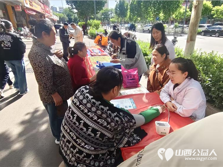 志愿服务进社区健康活动暖人心----介休市敬老协会志愿者2026年5月9日在介休市西关街道绵山北街社区为社区所有老人爱心理发义诊 - 第12张