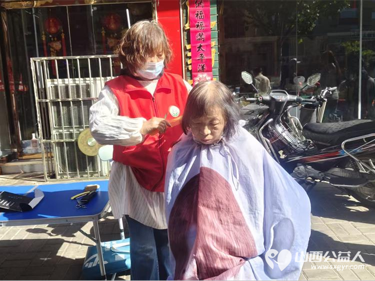 志愿服务进社区健康活动暖人心----介休市敬老协会志愿者2026年5月9日在介休市西关街道绵山北街社区为社区所有老人爱心理发义诊 - 第3张