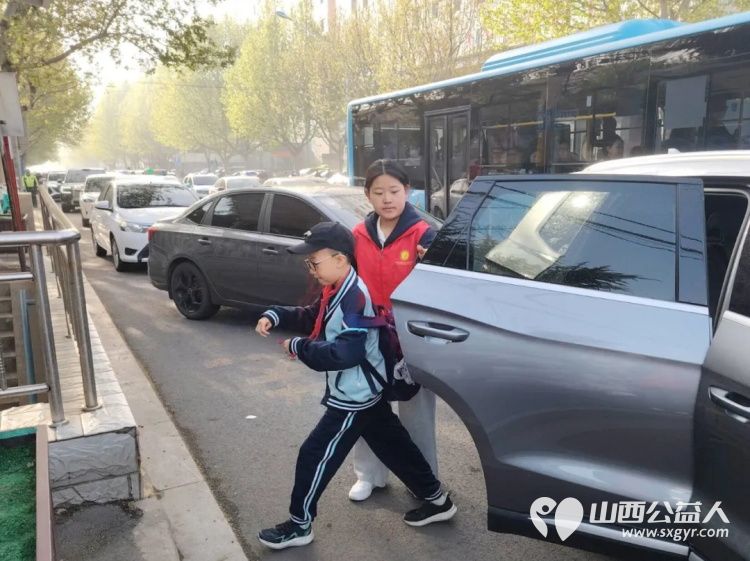 爱心护学岗暖心护成长 2026年4月阳泉市市义工联合会在北大街小学的校门外协助交警护送学生安全进入学校共同维护校园周边交通秩序守护小学生的上学平安路 - 第52张