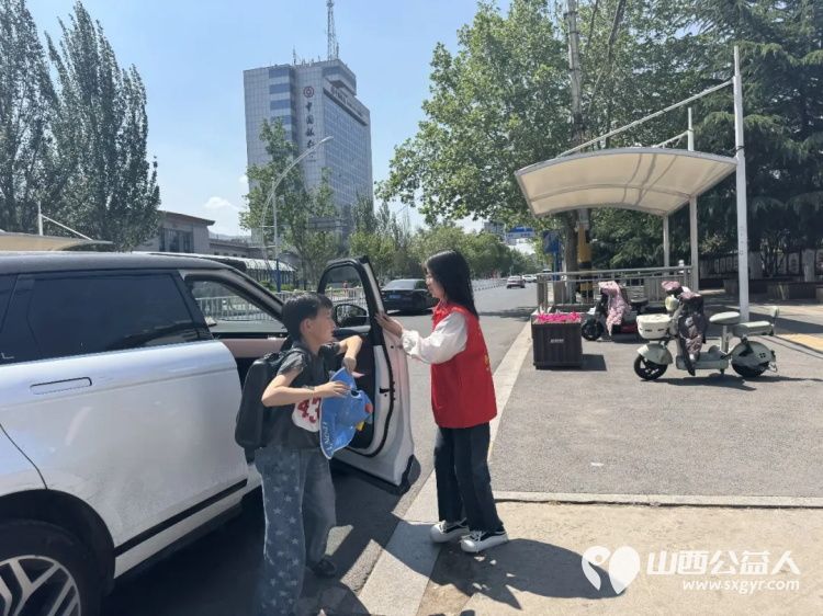 爱心护学岗暖心护成长 2026年4月阳泉市市义工联合会在北大街小学的校门外协助交警护送学生安全进入学校共同维护校园周边交通秩序守护小学生的上学平安路 - 第50张