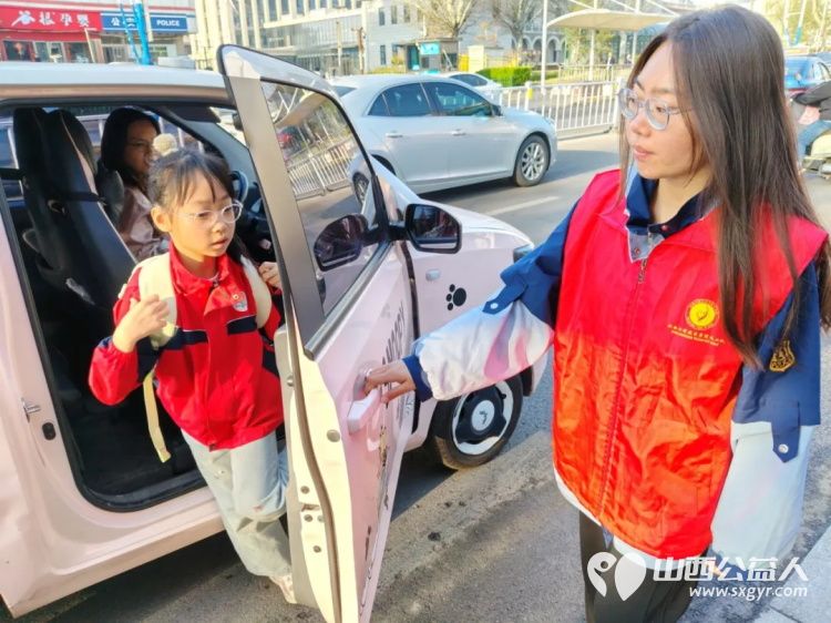 爱心护学岗暖心护成长 2026年4月阳泉市市义工联合会在北大街小学的校门外协助交警护送学生安全进入学校共同维护校园周边交通秩序守护小学生的上学平安路 - 第47张