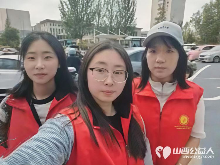 爱心护学岗暖心护成长 2026年4月阳泉市市义工联合会在北大街小学的校门外协助交警护送学生安全进入学校共同维护校园周边交通秩序守护小学生的上学平安路 - 第17张