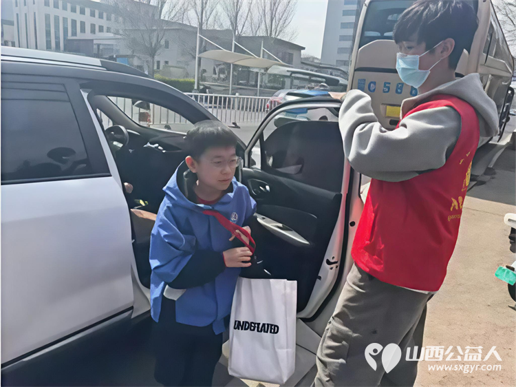 爱心护学岗暖心护成长 2026年4月阳泉市市义工联合会在北大街小学的校门外协助交警护送学生安全进入学校共同维护校园周边交通秩序守护小学生的上学平安路 - 第31张