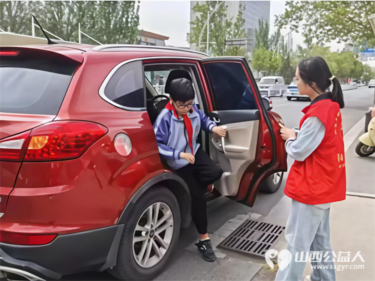 爱心护学岗暖心护成长 2026年4月阳泉市市义工联合会在北大街小学的校门外协助交警护送学生安全进入学校共同维护校园周边交通秩序守护小学生的上学平安路 - 第30张