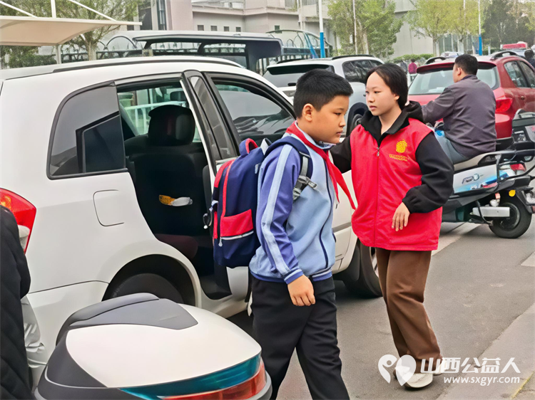 爱心护学岗暖心护成长 2026年4月阳泉市市义工联合会在北大街小学的校门外协助交警护送学生安全进入学校共同维护校园周边交通秩序守护小学生的上学平安路 - 第29张