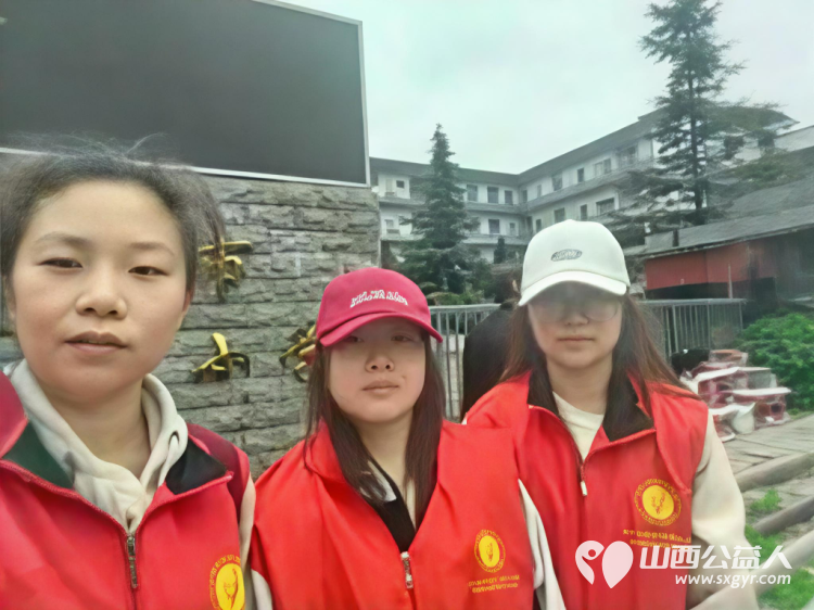 爱心护学岗暖心护成长 2026年4月阳泉市市义工联合会在北大街小学的校门外协助交警护送学生安全进入学校共同维护校园周边交通秩序守护小学生的上学平安路 - 第18张