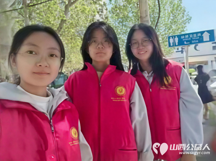爱心护学岗暖心护成长 2026年4月阳泉市市义工联合会在北大街小学的校门外协助交警护送学生安全进入学校共同维护校园周边交通秩序守护小学生的上学平安路 - 第23张