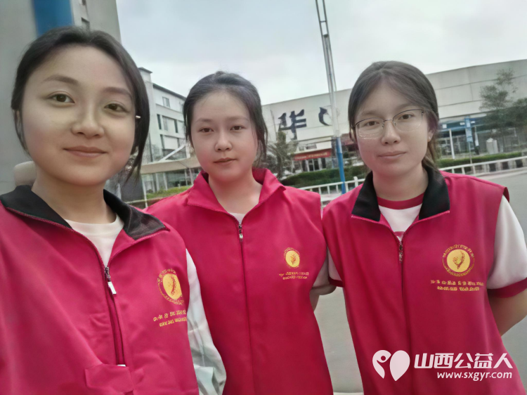 爱心护学岗暖心护成长 2026年4月阳泉市市义工联合会在北大街小学的校门外协助交警护送学生安全进入学校共同维护校园周边交通秩序守护小学生的上学平安路 - 第19张