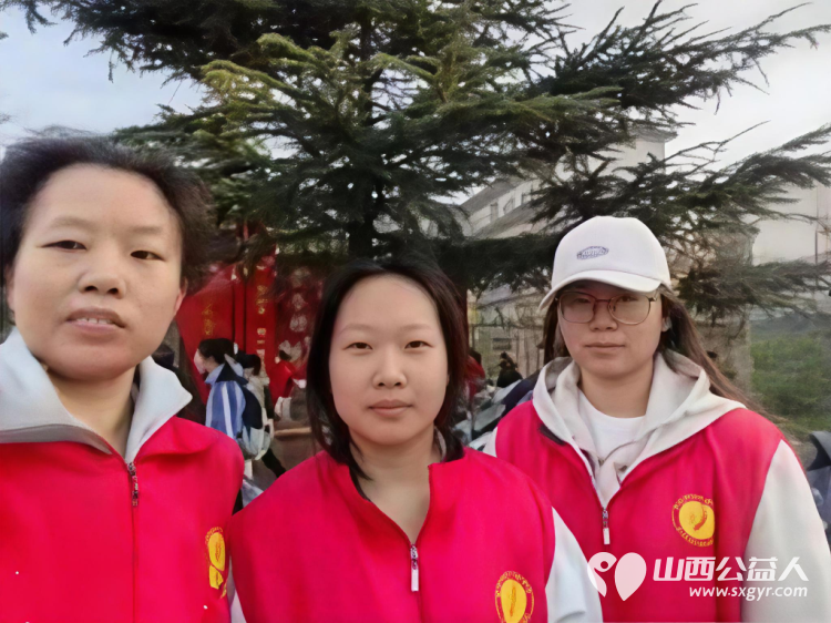 爱心护学岗暖心护成长 2026年4月阳泉市市义工联合会在北大街小学的校门外协助交警护送学生安全进入学校共同维护校园周边交通秩序守护小学生的上学平安路 - 第21张