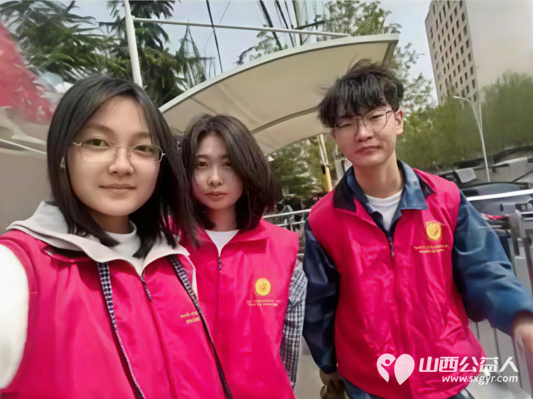 爱心护学岗暖心护成长 2026年4月阳泉市市义工联合会在北大街小学的校门外协助交警护送学生安全进入学校共同维护校园周边交通秩序守护小学生的上学平安路 - 第22张