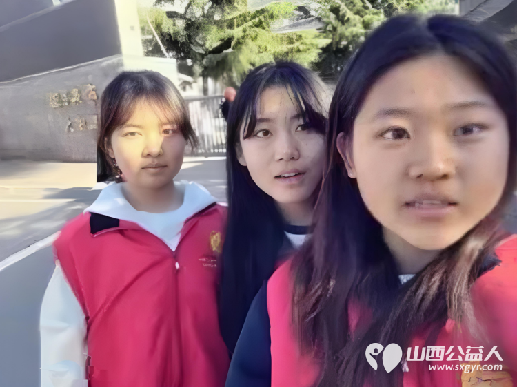爱心护学岗暖心护成长 2026年4月阳泉市市义工联合会在北大街小学的校门外协助交警护送学生安全进入学校共同维护校园周边交通秩序守护小学生的上学平安路 - 第20张