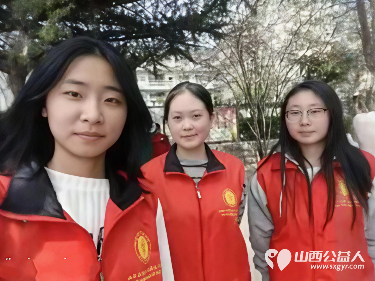 爱心护学岗暖心护成长 2026年4月阳泉市市义工联合会在北大街小学的校门外协助交警护送学生安全进入学校共同维护校园周边交通秩序守护小学生的上学平安路 - 第1张
