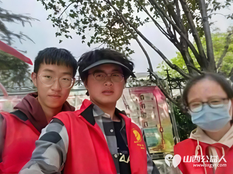 爱心护学岗暖心护成长 2026年4月阳泉市市义工联合会在北大街小学的校门外协助交警护送学生安全进入学校共同维护校园周边交通秩序守护小学生的上学平安路 - 第13张