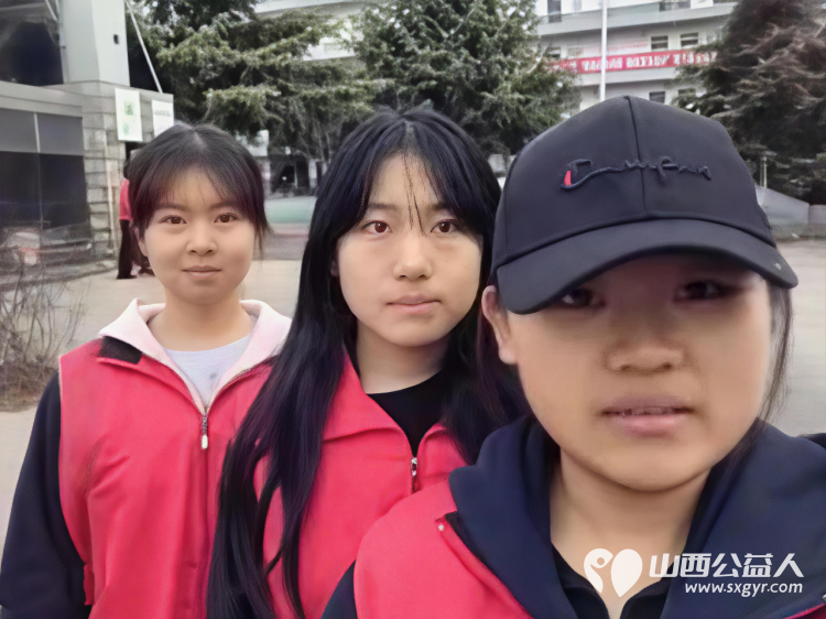 爱心护学岗暖心护成长 2026年4月阳泉市市义工联合会在北大街小学的校门外协助交警护送学生安全进入学校共同维护校园周边交通秩序守护小学生的上学平安路 - 第16张
