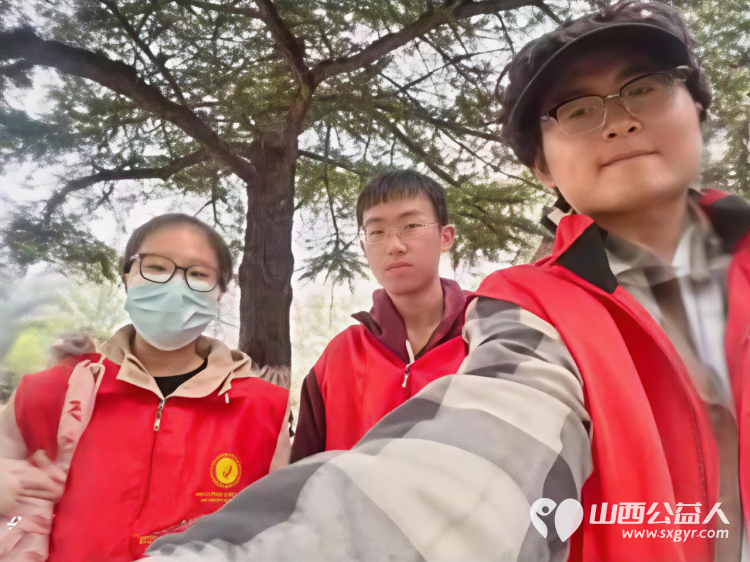 爱心护学岗暖心护成长 2026年4月阳泉市市义工联合会在北大街小学的校门外协助交警护送学生安全进入学校共同维护校园周边交通秩序守护小学生的上学平安路 - 第14张