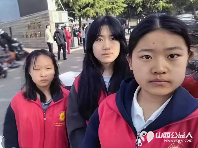 爱心护学岗暖心护成长 2026年4月阳泉市市义工联合会在北大街小学的校门外协助交警护送学生安全进入学校共同维护校园周边交通秩序守护小学生的上学平安路 - 第15张