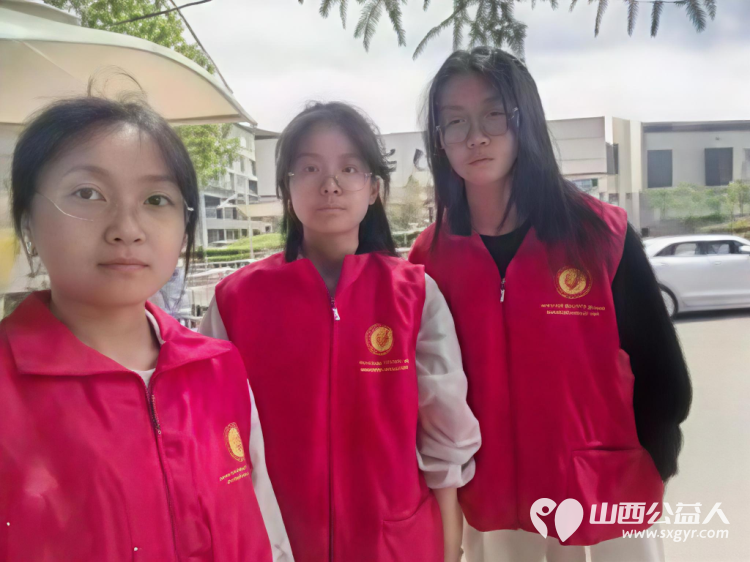 爱心护学岗暖心护成长 2026年4月阳泉市市义工联合会在北大街小学的校门外协助交警护送学生安全进入学校共同维护校园周边交通秩序守护小学生的上学平安路 - 第12张
