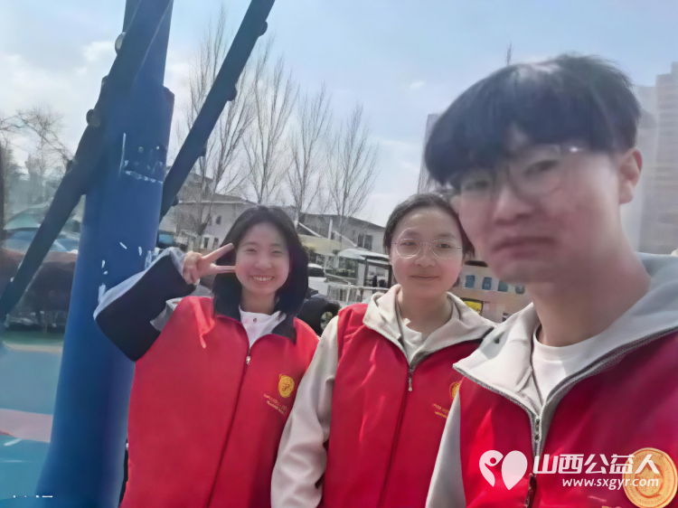 爱心护学岗暖心护成长 2026年4月阳泉市市义工联合会在北大街小学的校门外协助交警护送学生安全进入学校共同维护校园周边交通秩序守护小学生的上学平安路 - 第10张