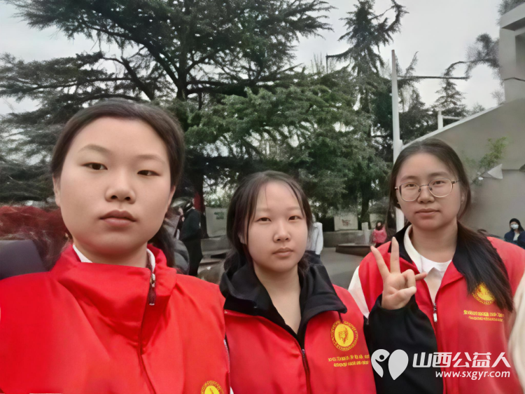 爱心护学岗暖心护成长 2026年4月阳泉市市义工联合会在北大街小学的校门外协助交警护送学生安全进入学校共同维护校园周边交通秩序守护小学生的上学平安路 - 第9张