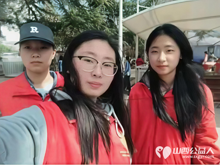 爱心护学岗暖心护成长 2026年4月阳泉市市义工联合会在北大街小学的校门外协助交警护送学生安全进入学校共同维护校园周边交通秩序守护小学生的上学平安路 - 第2张