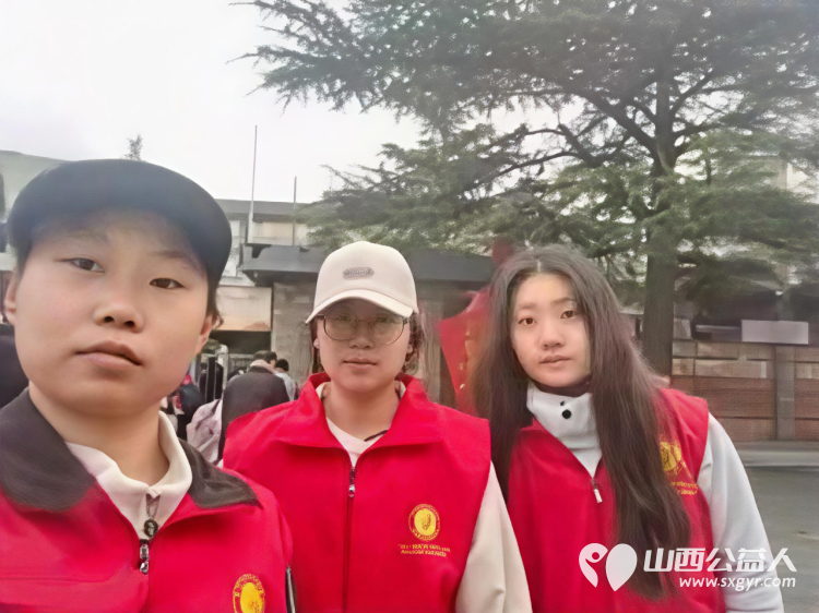 爱心护学岗暖心护成长 2026年4月阳泉市市义工联合会在北大街小学的校门外协助交警护送学生安全进入学校共同维护校园周边交通秩序守护小学生的上学平安路 - 第6张