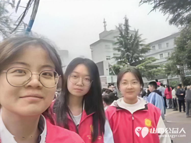 爱心护学岗暖心护成长 2026年4月阳泉市市义工联合会在北大街小学的校门外协助交警护送学生安全进入学校共同维护校园周边交通秩序守护小学生的上学平安路 - 第5张