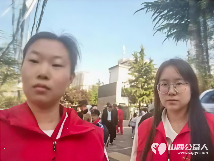 爱心护学岗暖心护成长 2026年4月阳泉市市义工联合会在北大街小学的校门外协助交警护送学生安全进入学校共同维护校园周边交通秩序守护小学生的上学平安路 - 第4张