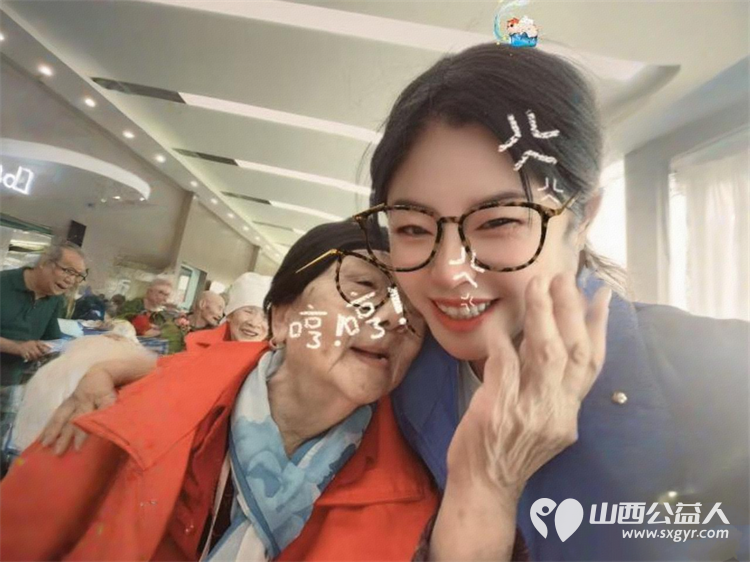 母亲节快乐----长治市小雨点公益志愿者协会组织志愿者一起来到关村敬老院为她们送去了祝福和她们共同渡过了一个快乐的母亲节 - 第16张