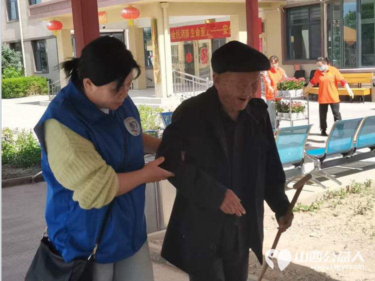 母亲节快乐----长治市小雨点公益志愿者协会组织志愿者一起来到关村敬老院为她们送去了祝福和她们共同渡过了一个快乐的母亲节 - 第15张