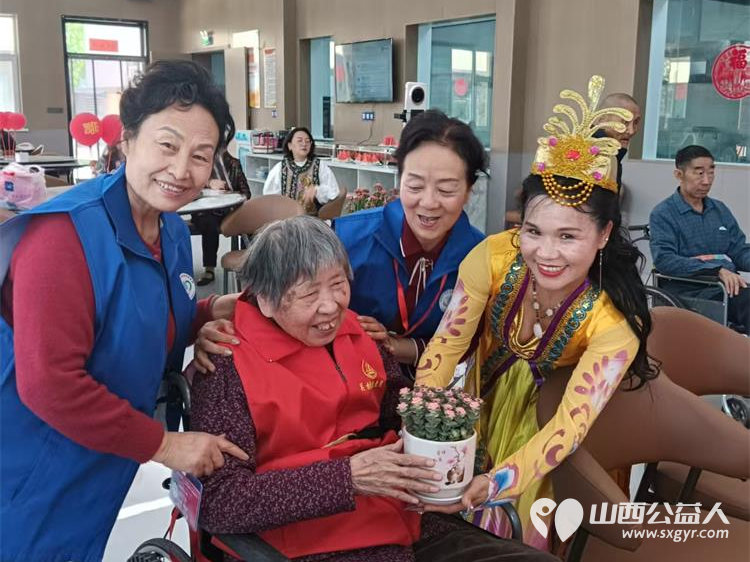 母亲节快乐----长治市小雨点公益志愿者协会组织志愿者一起来到关村敬老院为她们送去了祝福和她们共同渡过了一个快乐的母亲节 - 第10张