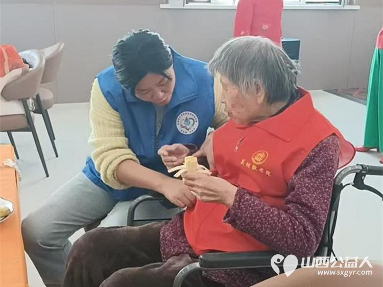 母亲节快乐----长治市小雨点公益志愿者协会组织志愿者一起来到关村敬老院为她们送去了祝福和她们共同渡过了一个快乐的母亲节 - 第12张