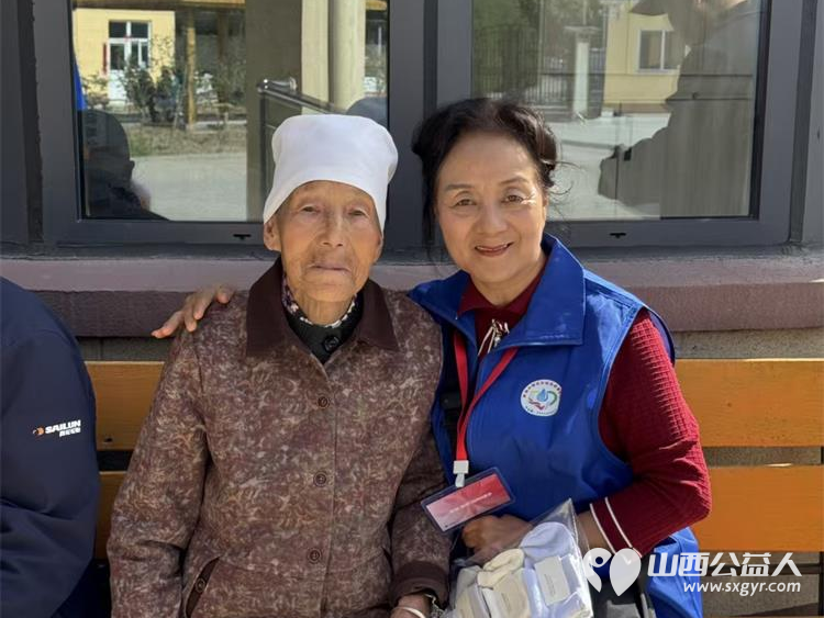 母亲节快乐----长治市小雨点公益志愿者协会组织志愿者一起来到关村敬老院为她们送去了祝福和她们共同渡过了一个快乐的母亲节 - 第11张