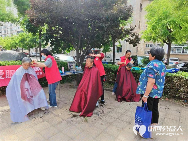 志愿服务进社区健康活动暖人心 2026年5月13日介休市敬老协会志愿者走进北坛街道崇文街社区为社区所有老人爱心理发义诊用最纯粹的善意守护老人的晚年时光 - 第8张
