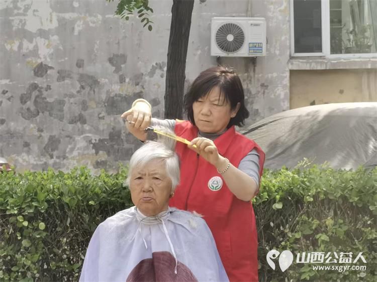 志愿服务进社区健康活动暖人心 2026年5月13日介休市敬老协会志愿者走进北坛街道崇文街社区为社区所有老人爱心理发义诊用最纯粹的善意守护老人的晚年时光 - 第29张